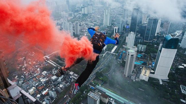 Atlet Base Jumping Frédéric Fugen Lompat dari Gedung Tertinggi di Jakarta