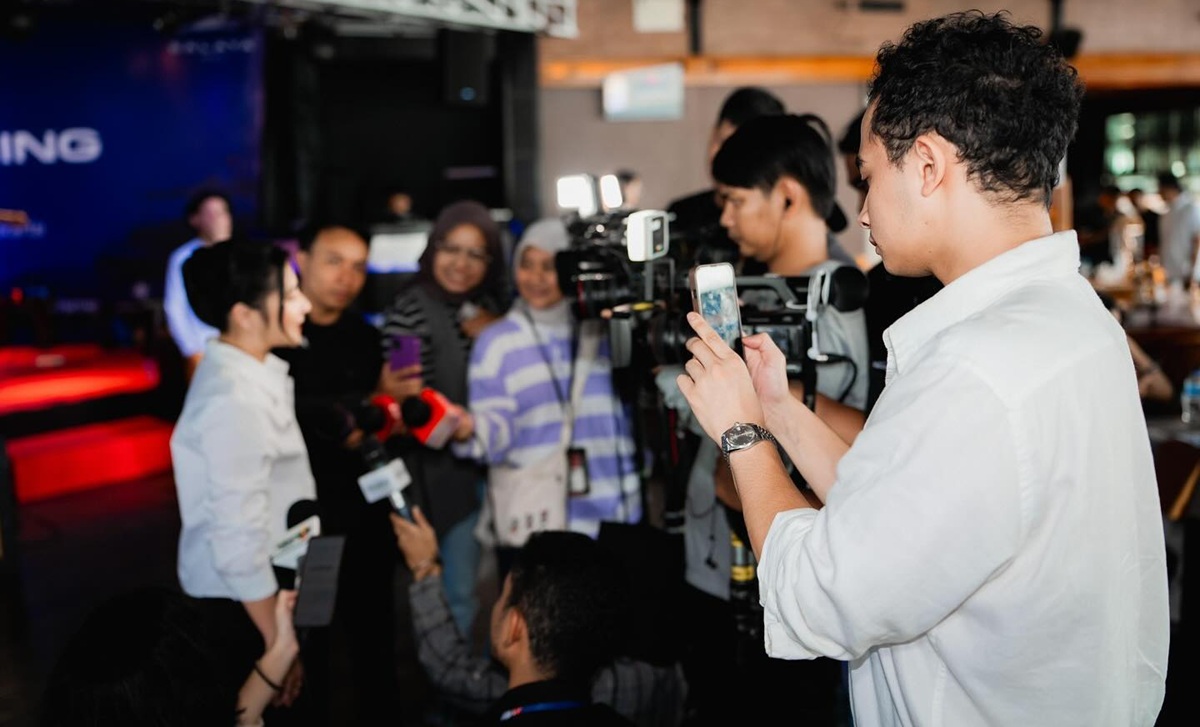 Kerap Didampingi Omara Esteghlal, Prilly Latuconsina: Thank You, Love : Okezone Celebrity