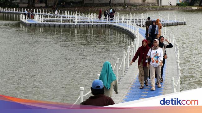 Wisata Jembatan Apung di Situ Rawa Kalong Depok