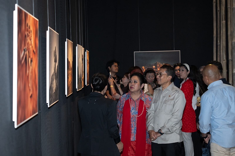 Tinjau Pameran Fotografi 80 Tahun Keberagaman, Menbud Apresiasi Refleksi Visual Perjalanan Bangsa : Okezone Celebrity