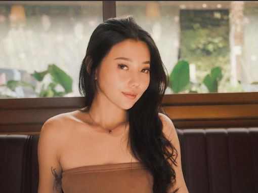 Jadi Sorotan Netizen, Wendy Walters Gelap-gelapan Pamer Kemesraan dengan Pria Misterius : Okezone Celebrity